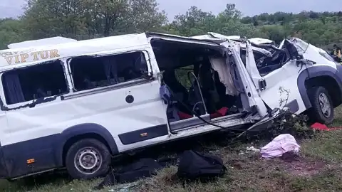 Yozgat'ta Öğrenci Servisi Devrildi: 2 Öğrenci ve Sürücü Hayatını Kaybetti