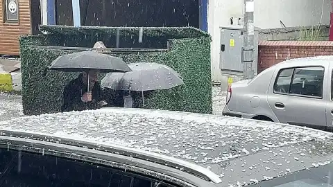 Ardahan'da Etkili Olan Dolu Yağışı Kenti Beyaza Büründürdü