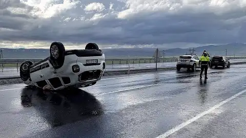 Ardahan'da Trafik Kazası: Otomobil Devrildi, Sürücü Yaralandı