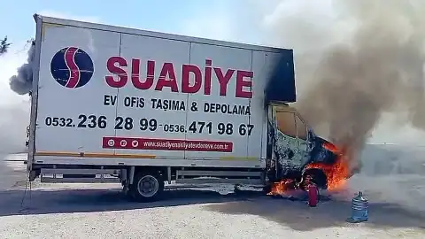 Ataşehir'de Park Halindeki Kamyonet Küle Döndü