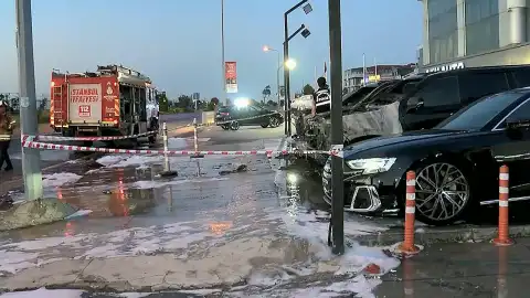 Bakırköy'de Galerideki 4 Lüks Otomobil Kundaklama Şüphesiyle Yandı: 50 Milyon TL Zarar
