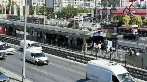 Beylikdüzü Metrobüs Durağında Bıçaklı Kavga: 22 Yaşındaki F.A. Hayatını Kaybetti