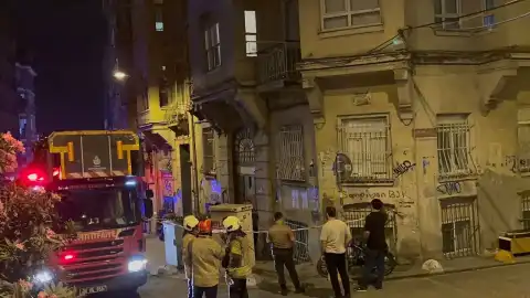 Beyoğlu'nda 5 Katlı Binada Kısmi Çökme: Bina Tahliye Edildi ve Mühürlendi