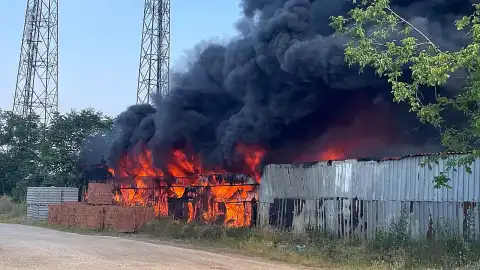 Bursa'da Boya Fabrikasında Yangın: İtfaiye Ekipleri Müdahale Ediyor