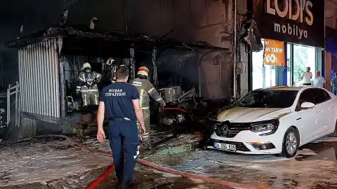 Bursa'da Depoda Çıkan Yangın Otomobile Sıçradı