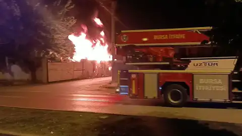 Bursa'da Geri Dönüşüm Tesisinde Yangın Söndürüldü