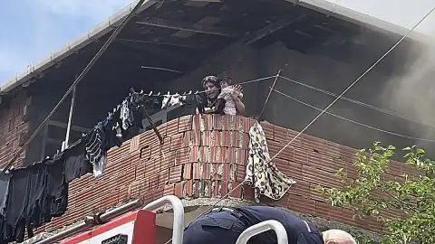 Darıca'da Boş Binada Çıkan Yangında Anne ve Kızı Dumandan Etkilendi