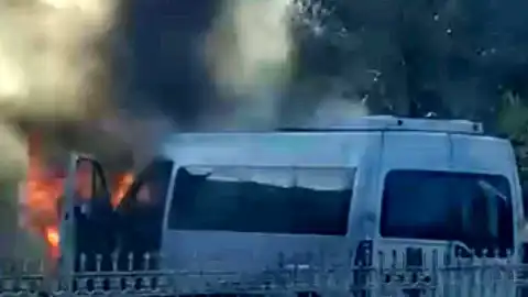 Diyarbakır'da Seyir Halindeki Minibüs Alevlere Teslim Oldu