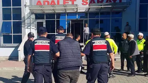 Edirne'de Durdurulan Taksiden 4 Kaçak Göçmen Çıktı, Sürücü Tutuklandı