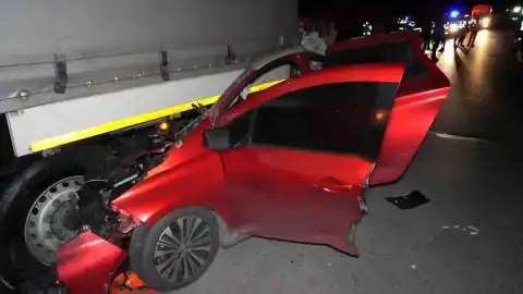 Edirne'de Tıra Çarpan Otomobildeki Sürücü Yaşamını Yitirdi