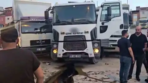 Eskişehir'de Freni Boşalan Kamyon Parkın Yanında Durabildi