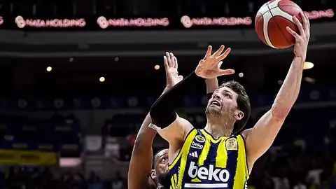 Fenerbahçe Beko, Anadolu Efes Karşısında Muhteşem Bir Geri Dönüşle Kazandı