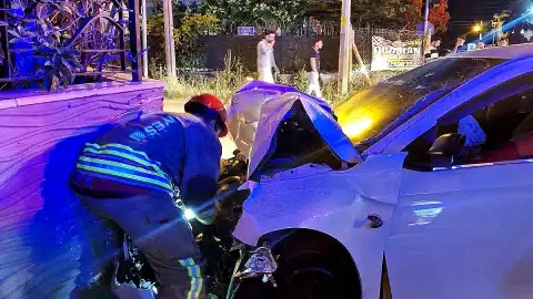 Hatay'da Duvara Çarpan Otomobildeki 2 Kişi Yaralandı