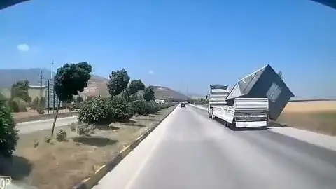 Hatay'da Fırtına Nedeniyle TIR'dan Konteyner Düştü, O Anlar Kameraya Yansıdı