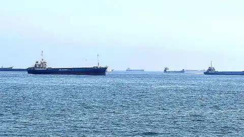 İran Devrim Muhafızları'ndan Hürmüz Boğazı Kapatma Uyarısı