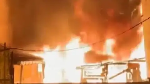 İstanbul'da Depo Yangını 3 Binaya Sıçradı