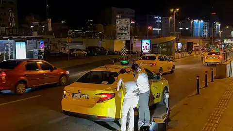 İstanbul'da Yolcu Taksiciyi Darbederek Ağır Yaraladı, Kalp Krizi Geçirtti