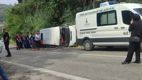 İzmir'de işçileri taşıyan minibüs devrildi: 1 kişi hayatını kaybetti