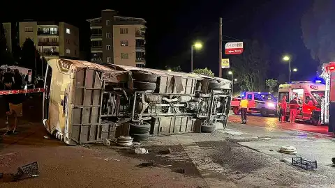 İzmir'de Trafik Kazası: Servis Otobüsü ile Otomobil Çarpıştı, 4 Yaralı