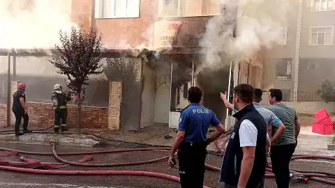 Kocaeli'de Yumurta Dükkanında Çıkan Yangına İş Makinesiyle Müdahale Edildi