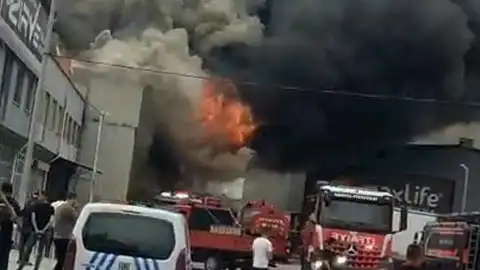 Konya'da Yatak Fabrikasında Yangın: 1 İtfaiye Eri Yaralandı