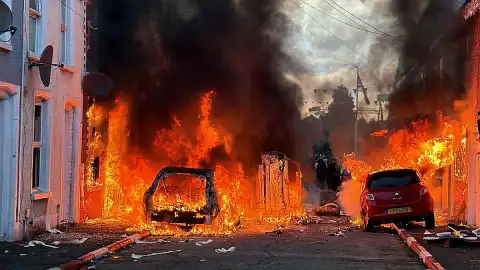 Kuzey İrlanda'da Şiddet Olayları: Araçlar Ateşe Verildi, Türk Berberinin Dükkanına Zarar Verildi