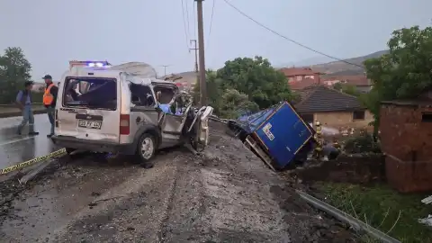 Manisa Kula'da 3 Aracın Karıştığı Trafik Kazası: 2 Ölü, 4 Yaralı