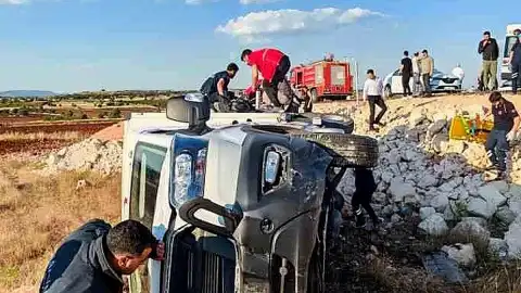 Mardin Ömerli'de Türk Kızılay'a ait araç şarampole yuvarlandı: 4 yaralı