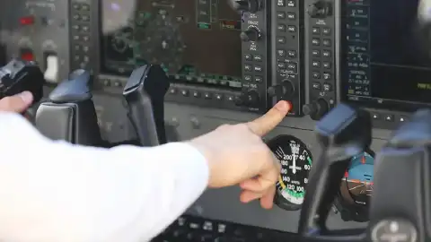 Newark-Halifax Seferinde Kriz Geçiren Pilot Yolcular Tarafından Kontrol Altına Alındı