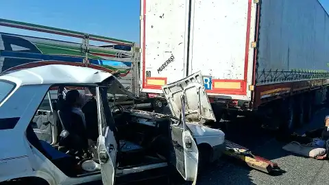 Osmaniye Düziçi'nde Otomobil Tıra Çarptı: 3'ü Çocuk 5 Yaralı