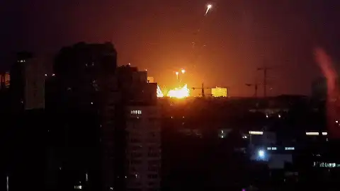 Rusya'dan Kiev'e Hava Saldırısı: Siviller Metro İstasyonlarına Sığındı