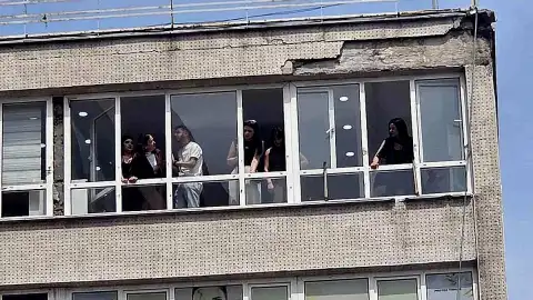 Samsun'da İş Hanından Düşen Sıva Parçaları 2 Kişiyi Yaraladı