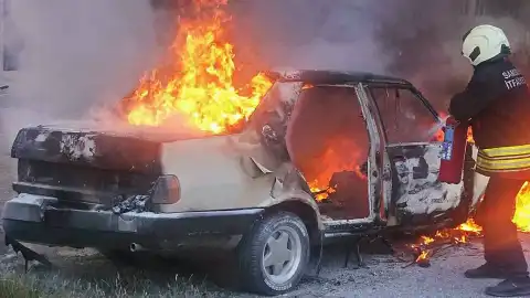 Samsun'da Kaportacı Dükkanında Yangın: Kaynak Kıvılcımları Otomobili Alevlere Sardı