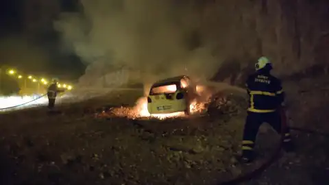 Siirt-Kurtalan Kara Yolunda Otomobil Yangını: Araç Kullanılamaz Hale Geldi