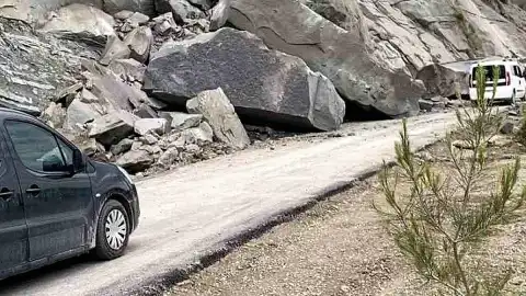 Sinop Ayancık'ta Heyelan Nedeniyle Köy Yolu Ulaşıma Kapatıldı