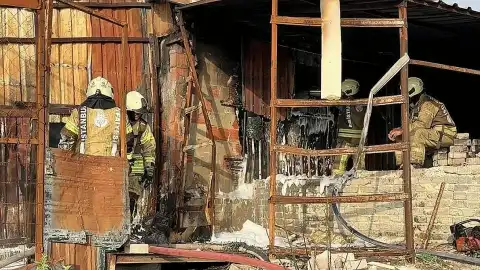 Sultangazi'de Plastik Eşya Deposunda Yangın