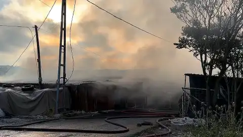 Sultangazi'de Plastik Eşya Deposunda Yangın: Hasar Meydana Geldi