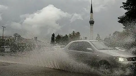 Türkiye Genelinde Sağanak Yağış Bekleniyor: Dikkatli Olunması Önerildi