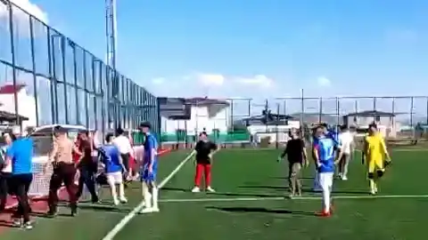 Türkoğlu'nda Şampiyonluk Maçı Sonrası Futbol Sahasında Kavga Çıktı