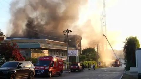 Adana Organize Sanayi Bölgesi'nde Fabrika Yangını: Soğutma Çalışmaları Sürüyor