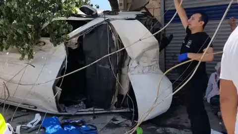 Adıyaman'da Hafif Ticari Araç Elektrik Direğine Çarptı: 9 Yaralı