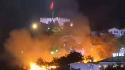 Ankara Kalesi Çevresindeki Otluk Alanda Çıkan Yangın Kontrol Altına Alındı