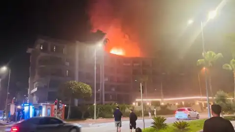 Antalya Alanya'da Bir Otelin Çatı Katında Yangın Çıktı