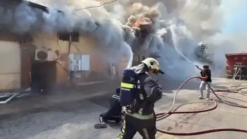 Antalya Kepez'de 4 Depoyu Kapsayan Yangın: Evde Bulunanlar Camdan Atlayarak Kurtuldu