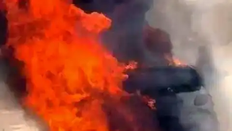 Antalya Serik'te seyir halindeki otomobil yanarak kullanılamaz hale geldi