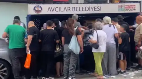 Avcılar'da Çöpe Atılan Telefon Kılıfları İçin Vatandaşlar Sıraya Girdi