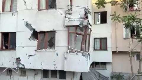 Bakırköy'de Kentsel Dönüşüm Çalışması Sırasında Bina Çökmesi: Yan Apartmana Devrildi