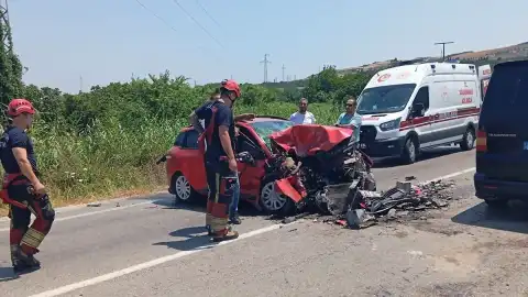 Balıkesir Erdek'te İki Otomobil Çarpıştı: 1 Ölü, 2 Yaralı