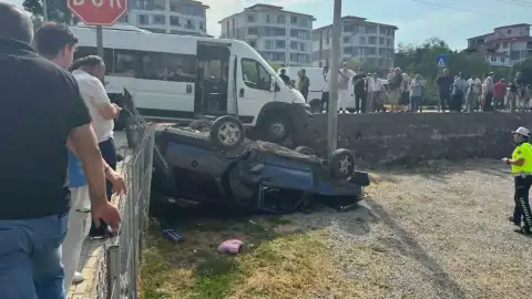 Bartın'da işçi servisi ile otomobil çarpıştı: 3 yaralı