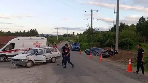 Bilecik Yenipazar'da İki Otomobil Çarpıştı: 10 Yaralı